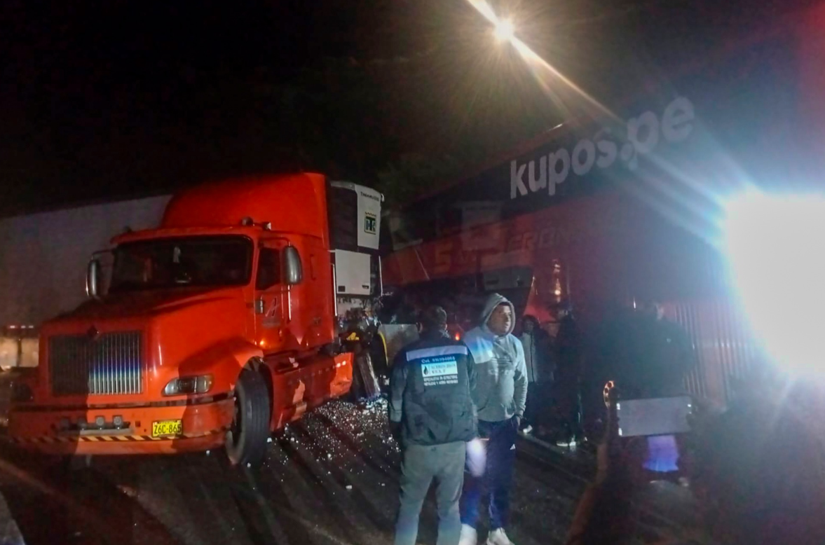 TRÁILER CHOCA CONTRA BUS DE LA EMPRESA SAN JERÓNIMO EN LA VÍA CUSCO–ANDAHUAYLAS